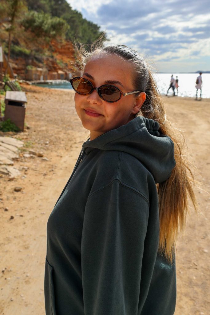 Frau mit Sonnenbrille am Strand